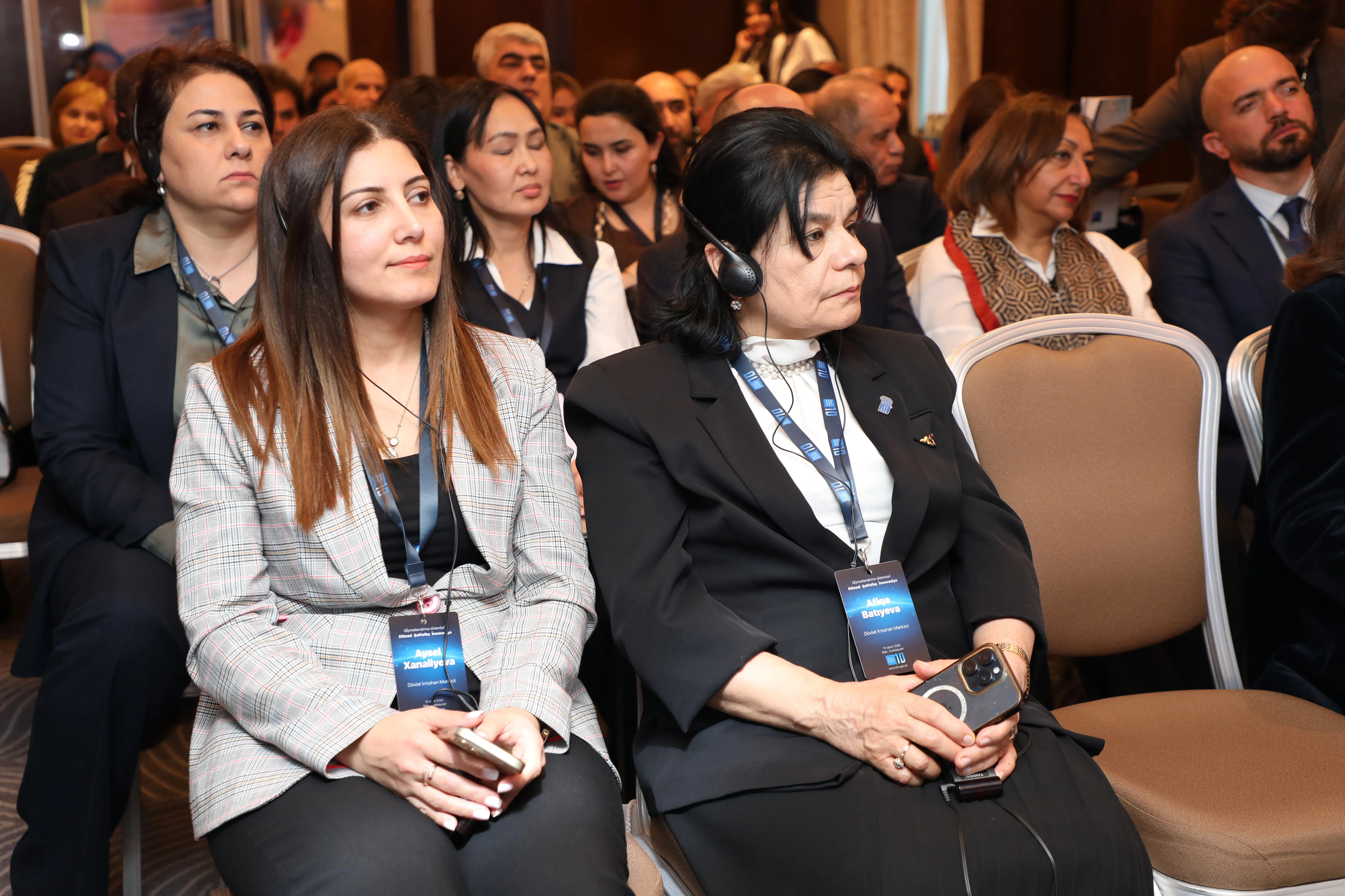 Konfransın sessiyaları davam edir